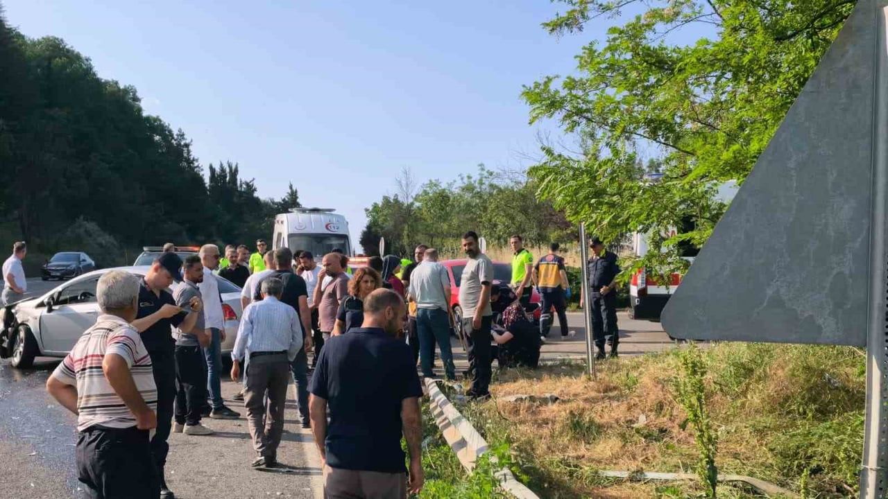 Bursa Kestel'de İki Otomobilin Çarpışması: 6 Kişi Yaralandı