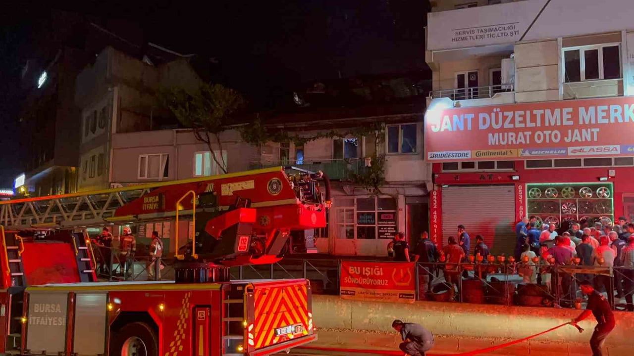 Bursa Nilüfer'de İki Katlı Evin İkinci Katında Çıkan Yangın Kontrol Altına Alındı