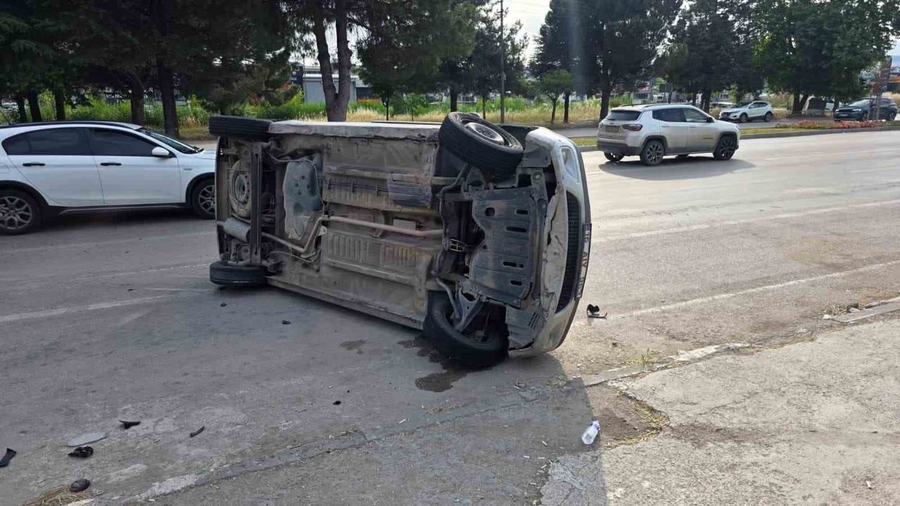 Bursa Nilüfer'de kaldırıma çarpan otomobil takla attı: 2 yaralı