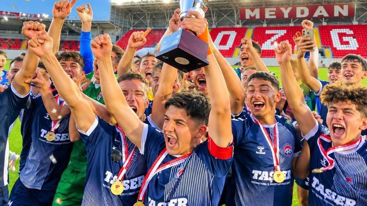 Bursa Orhangazi futbol kulübü, U18 Türkiye şampiyonu oldu