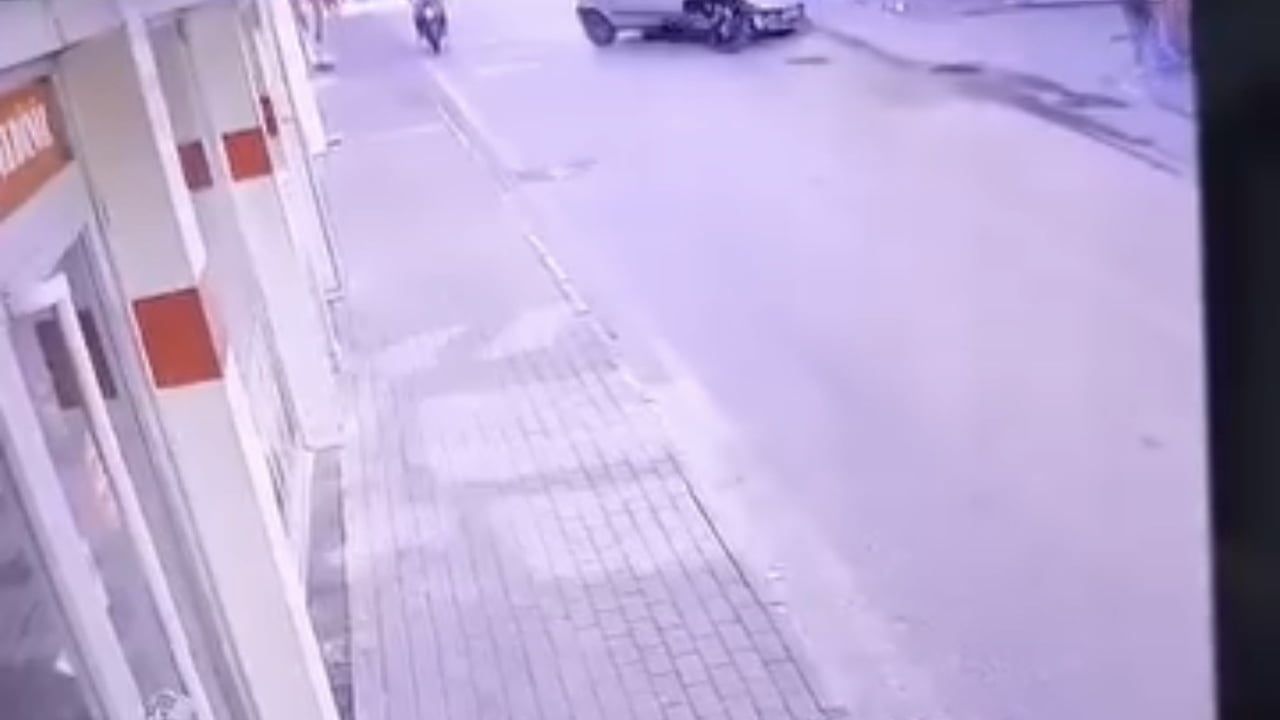 Bursa Osmangazi'de motosiklet ile otomobil çarpıştı; sürücü yara almadan kurtuldu