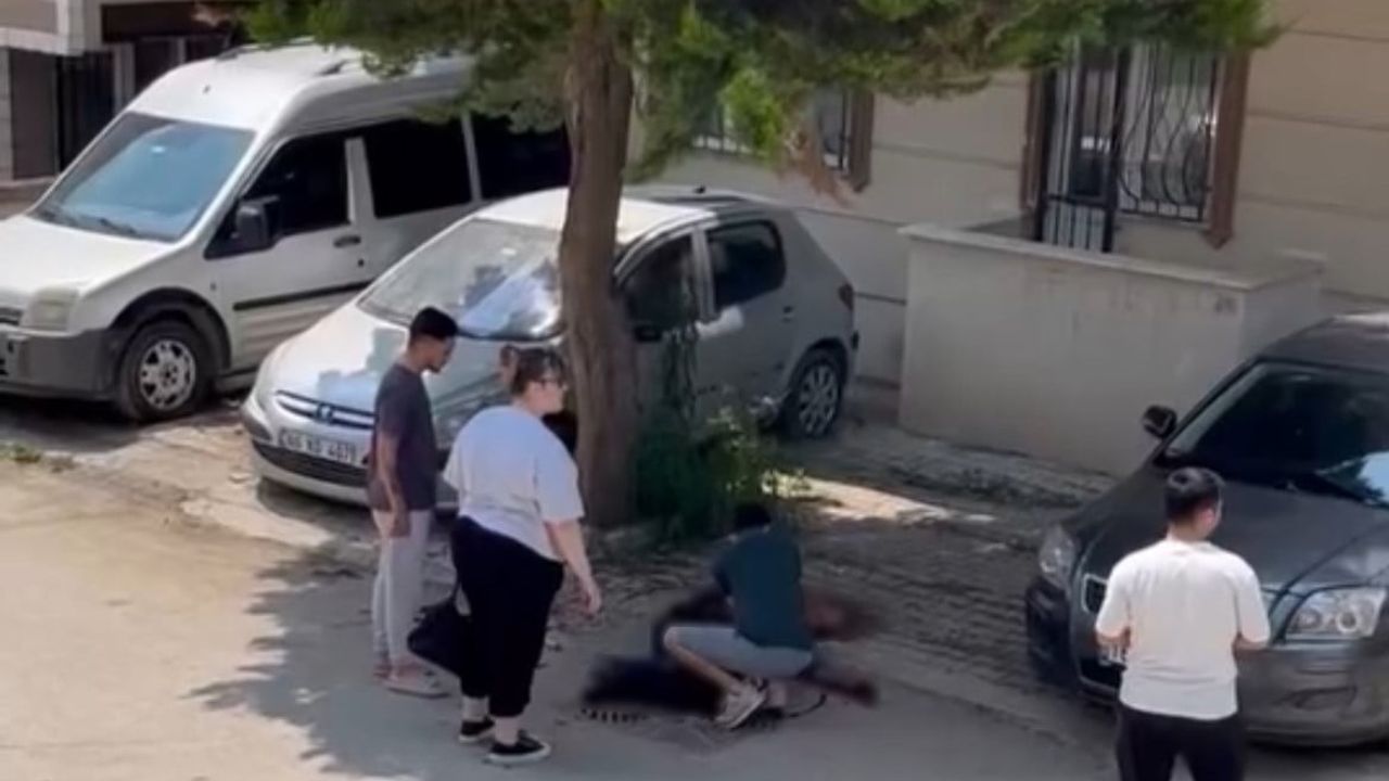 Bursa Osmangazi'de Sokak Ortasında İki Kardeşin Bıçaklı Kavgası: 2 Yaralı