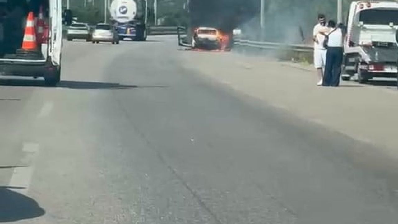 Bursa Otobanında Seyir Halindeki Otomobil Alev Aldı, Anlar Amatör Kamerada