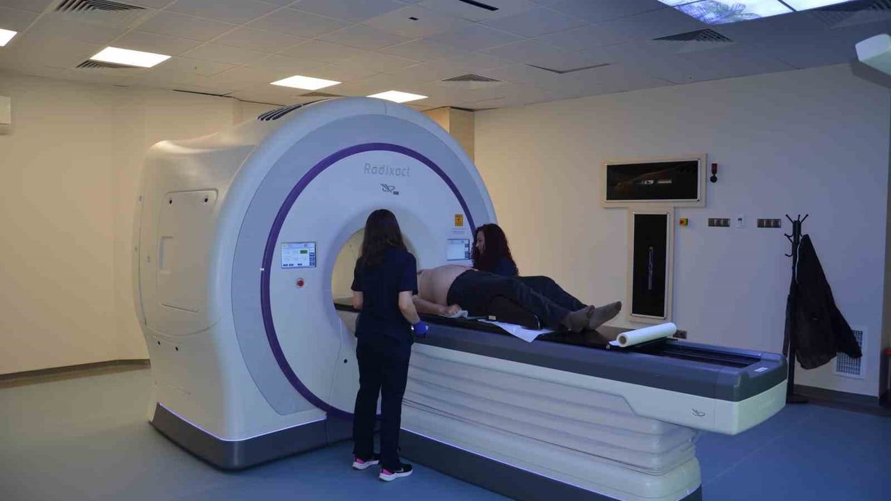 Bursa Şehir Hastanesi'ne gelişmiş tomoterapi cihazı kuruldu: ClearRT ve Motion Synchrony ile hassas radyoterapi