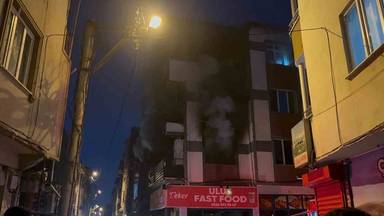 Bursa Yıldırım'da Elektrik İddiasıyla Çıkan Yangın: Anne, Baba ve 3 Çocuk Dumandan Etkilendi
