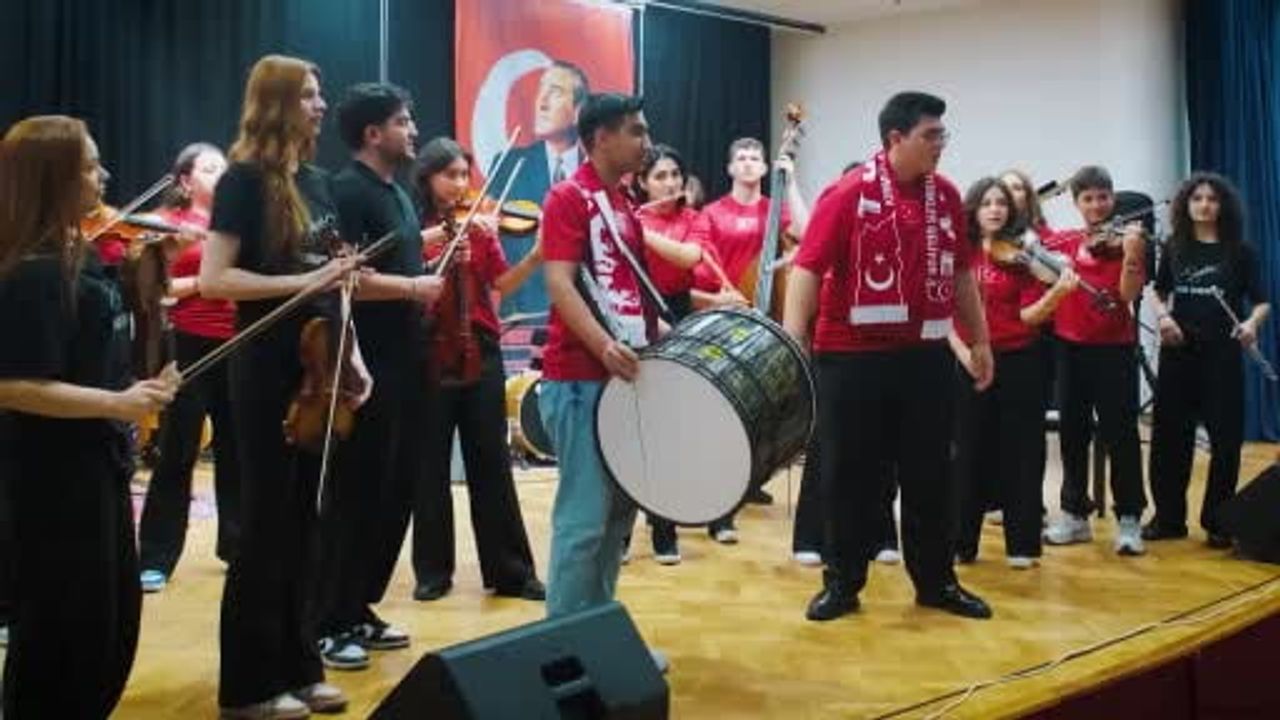 Bursa Zeki Müren Güzel Sanatlar Lisesi'nin 'Bizim Çocuklar'ı A Milli Takım Marşı Yarışmasını Kazandı