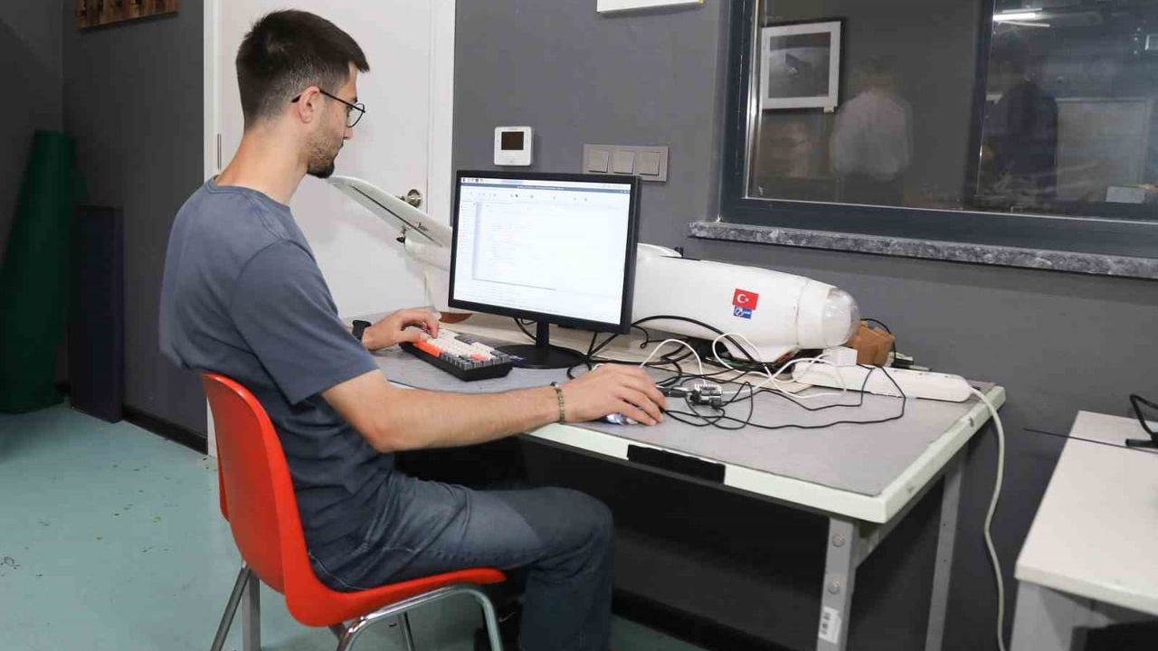 Bursalı öğrenciler IT-PLANET 2026'da insansız hava araçları kategorisinde dünya üçüncüsü oldu