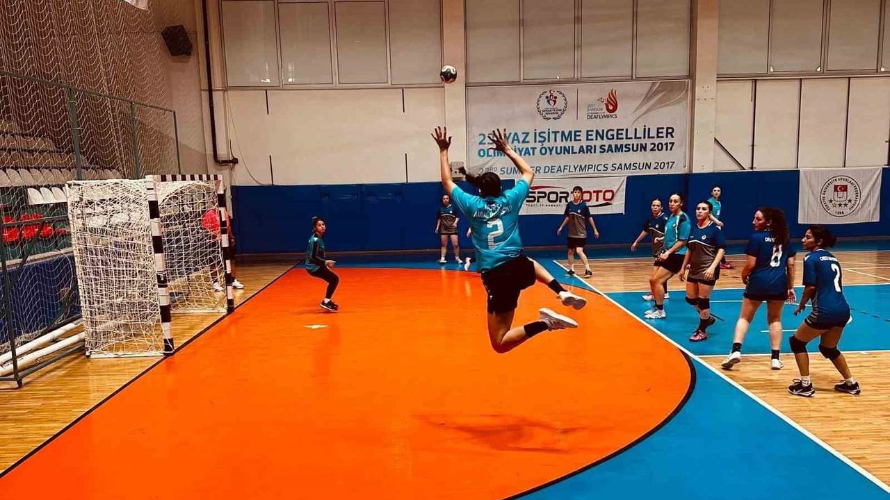 BUÜ kadın hentbol takımı Türkiye şampiyonu oldu