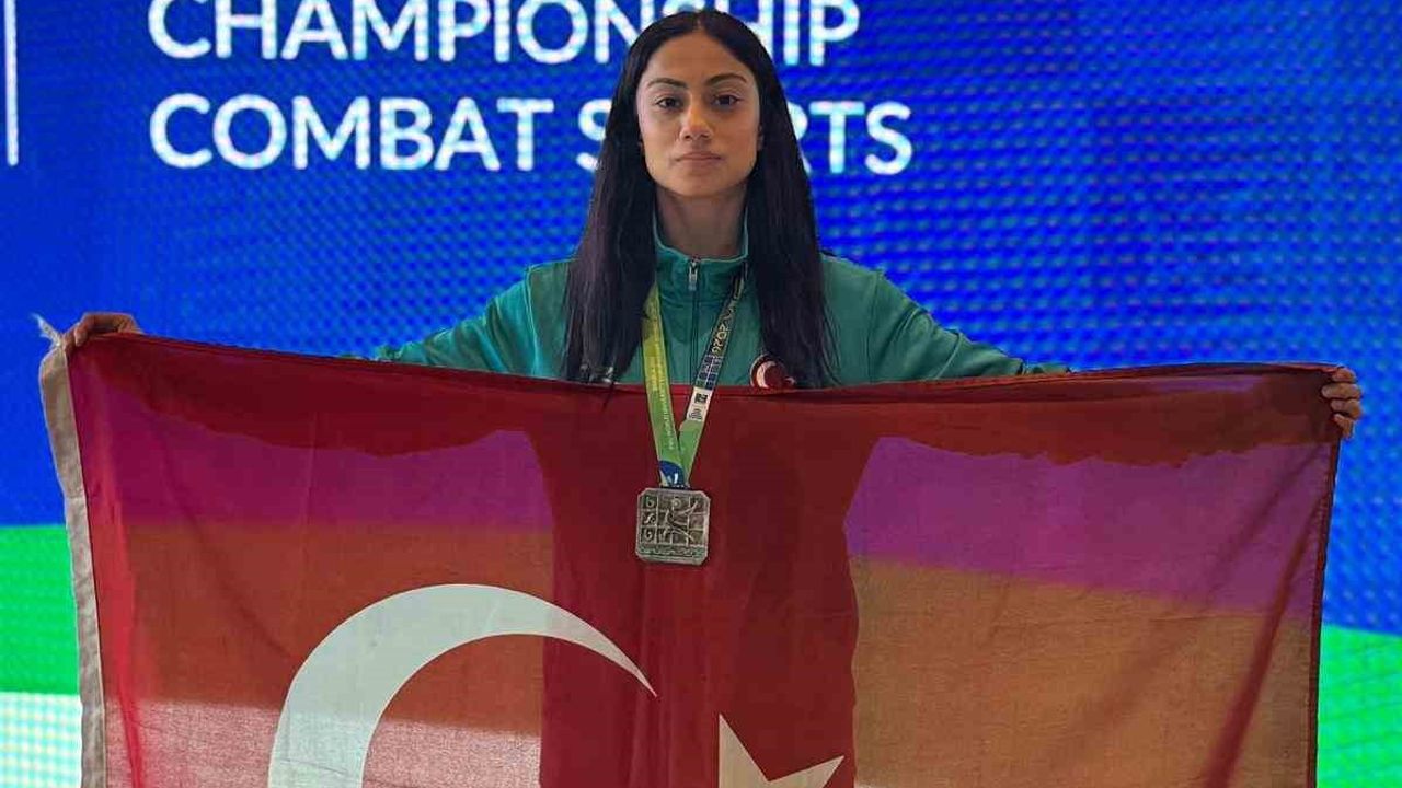 BUÜ'lü milli sporcu Nazlı Karakuş dünya şampiyonu oldu