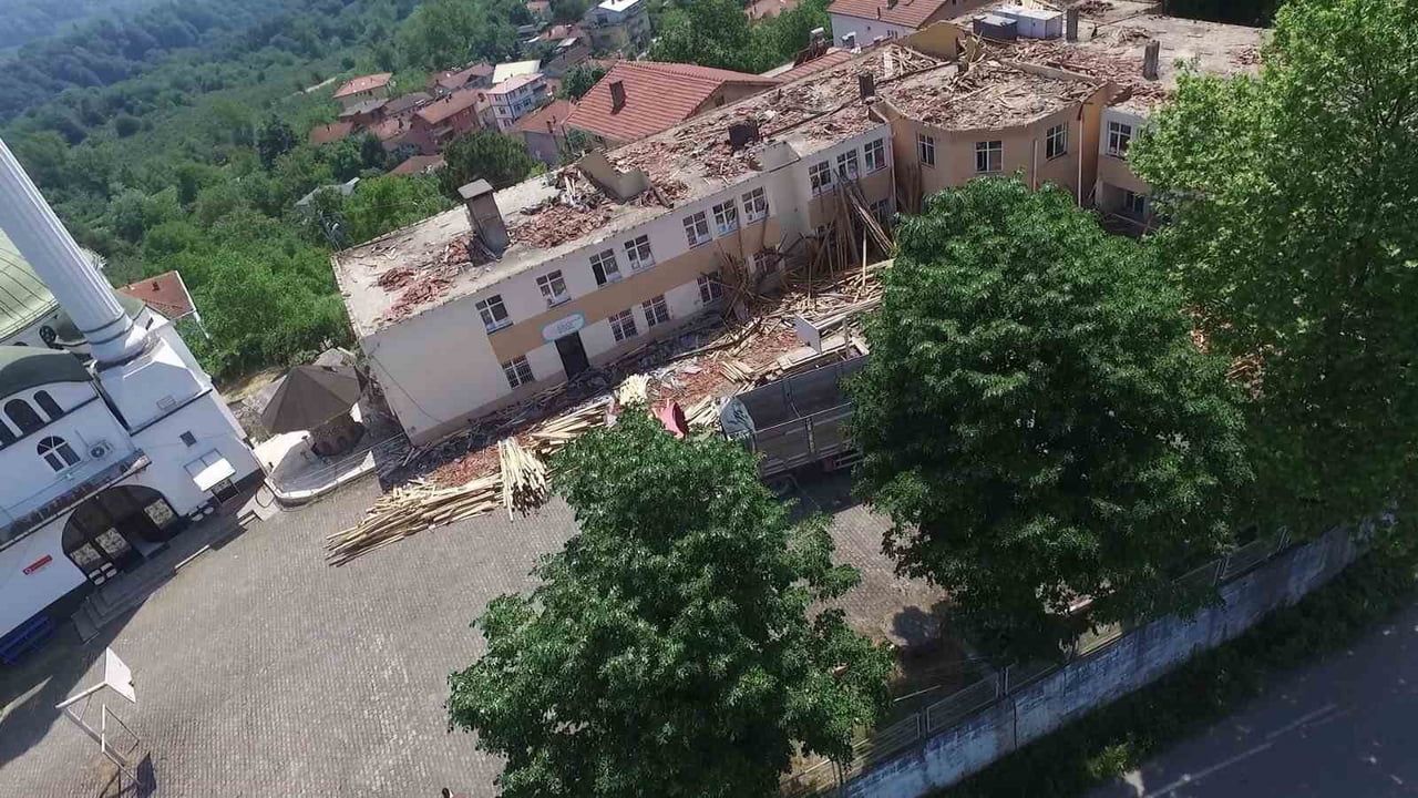 Büyük Tekke'de eski okul binasının yıkımına başlandı