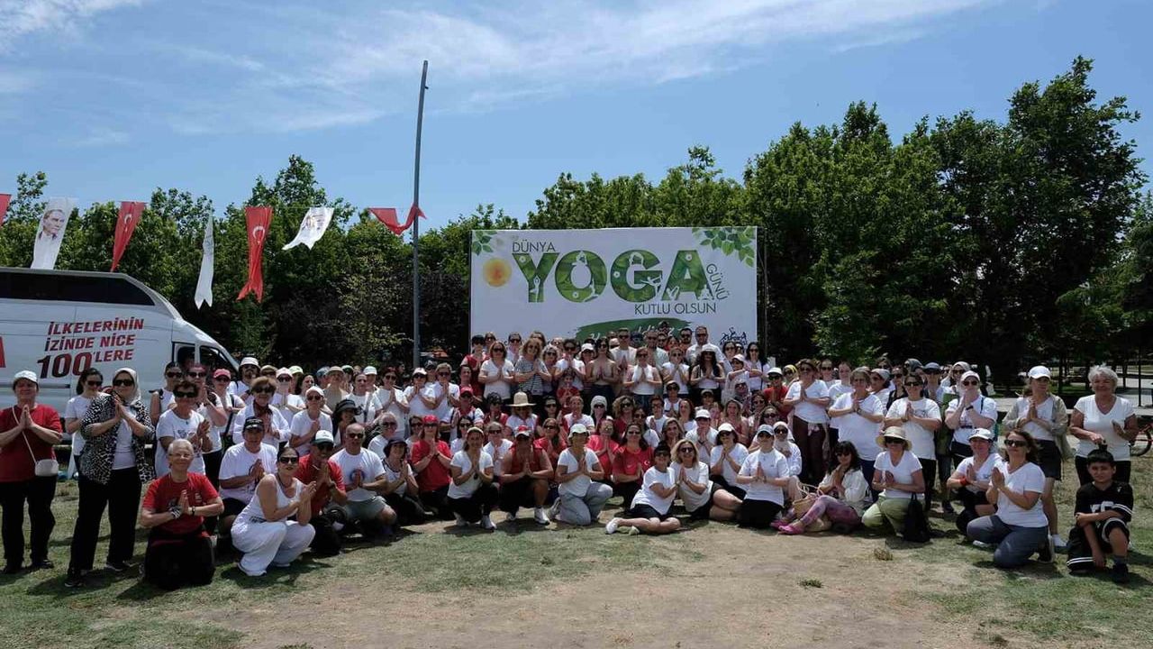Büyükçekmece’de dünya yoga günü etkinliğinde yüzlerce kadın buluştu