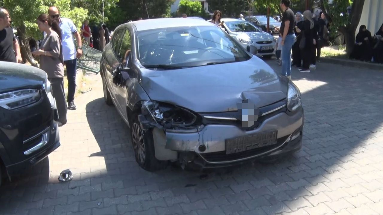 Büyükçekmece'de okul önünde kaza: Fren yerine gaza basan sürücü kapıya çarptı, 6 kişi yaralandı