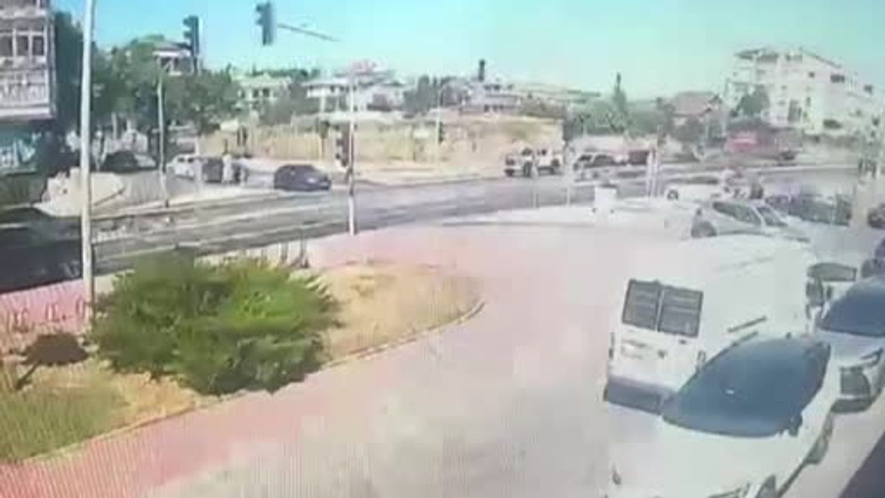 Büyükçekmece E-5'te itfaiye aracının devrilme anı kamerada