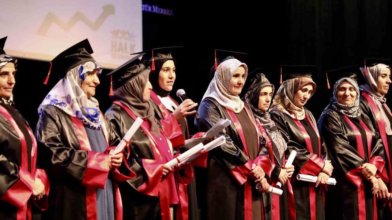 Büyükçekmece Halk Akademisi'nden 678 kursiyer mezun oldu