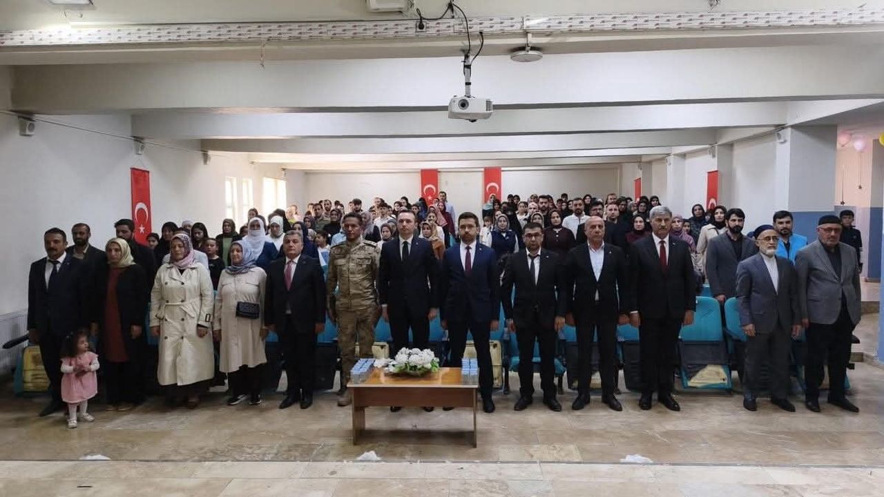 Çaldıran'da 4-6 yaş Kur'an kursu öğrencilerinin mezuniyet coşkusu