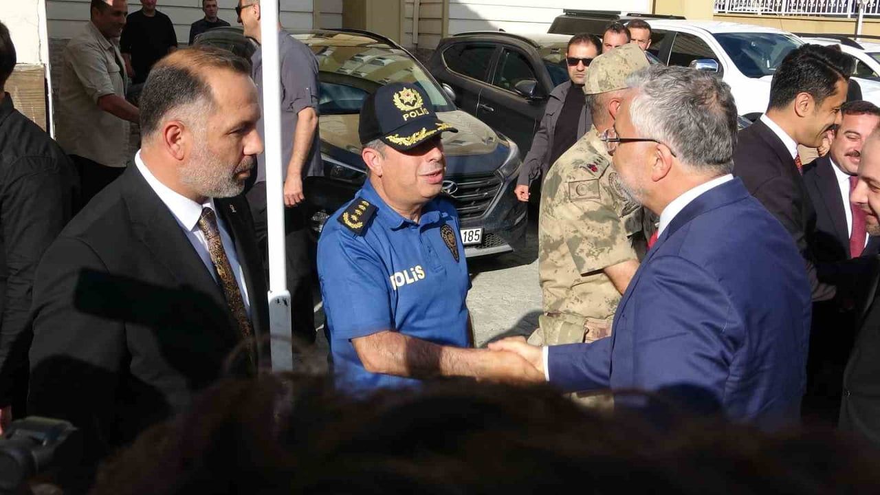 Çalışma ve sosyal güvenlik bakanı Vedat Işıkhan Ardahan’da