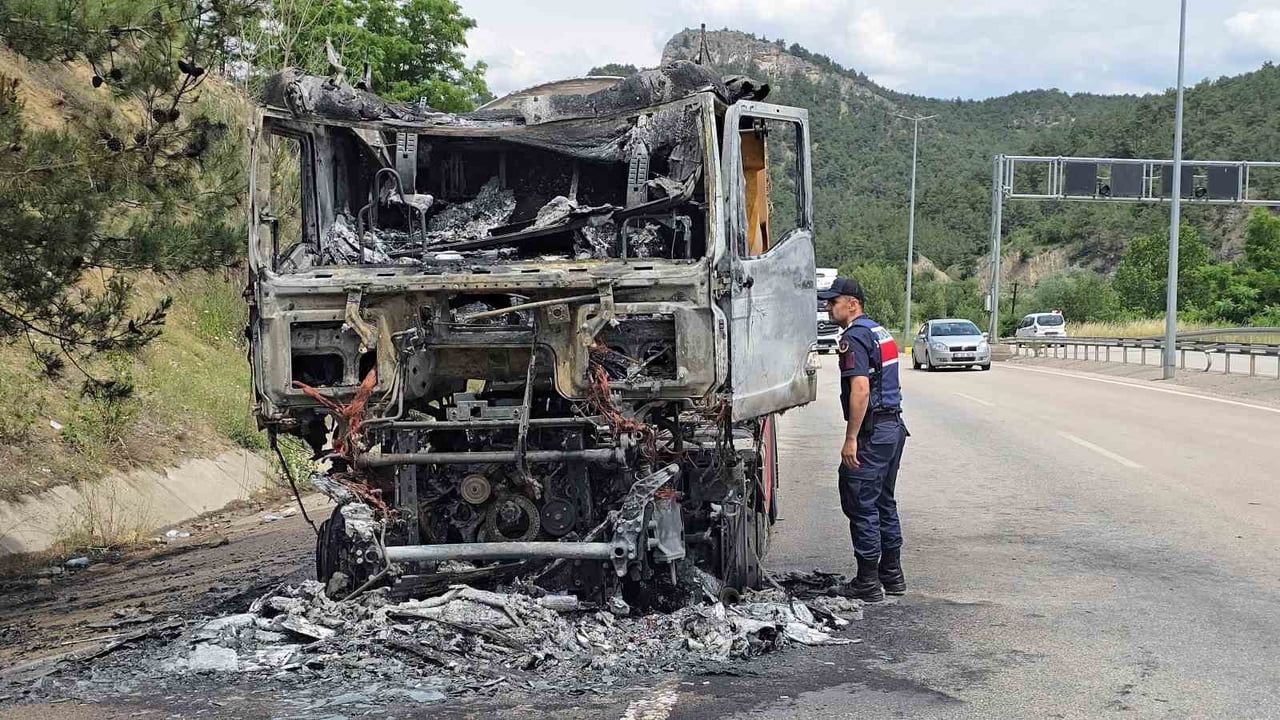 Cam madeni yüklü tır yol kenarında alev aldı, sürücü son anda kurtuldu