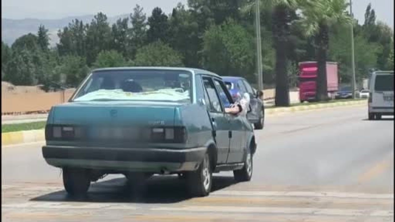 Camdan çıkan ayaklar Denizli-Ankara karayolunda yol güvenliğini riske attı
