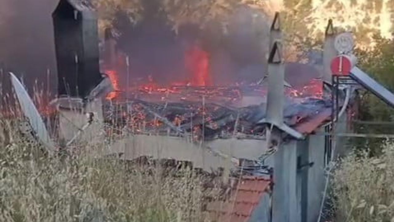Çameli'de tek katlı ev yangında kullanılamaz hale geldi