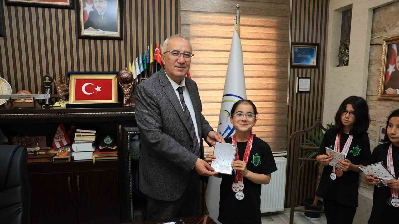 Çameli'nin minik atletleri Denizli İl Okullararası Atletizminde takım ve ferdi dereceler elde etti