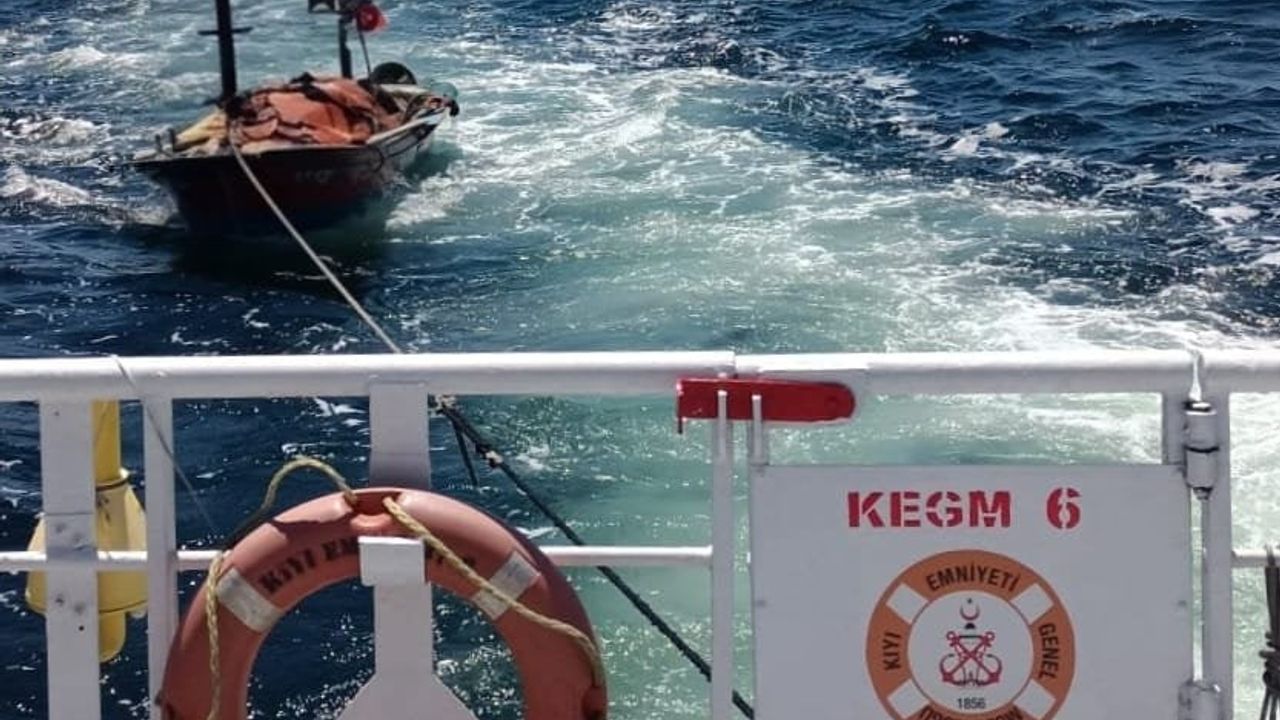 Çanakkale Boğazı'nda sürüklenen tekne kurtarıldı