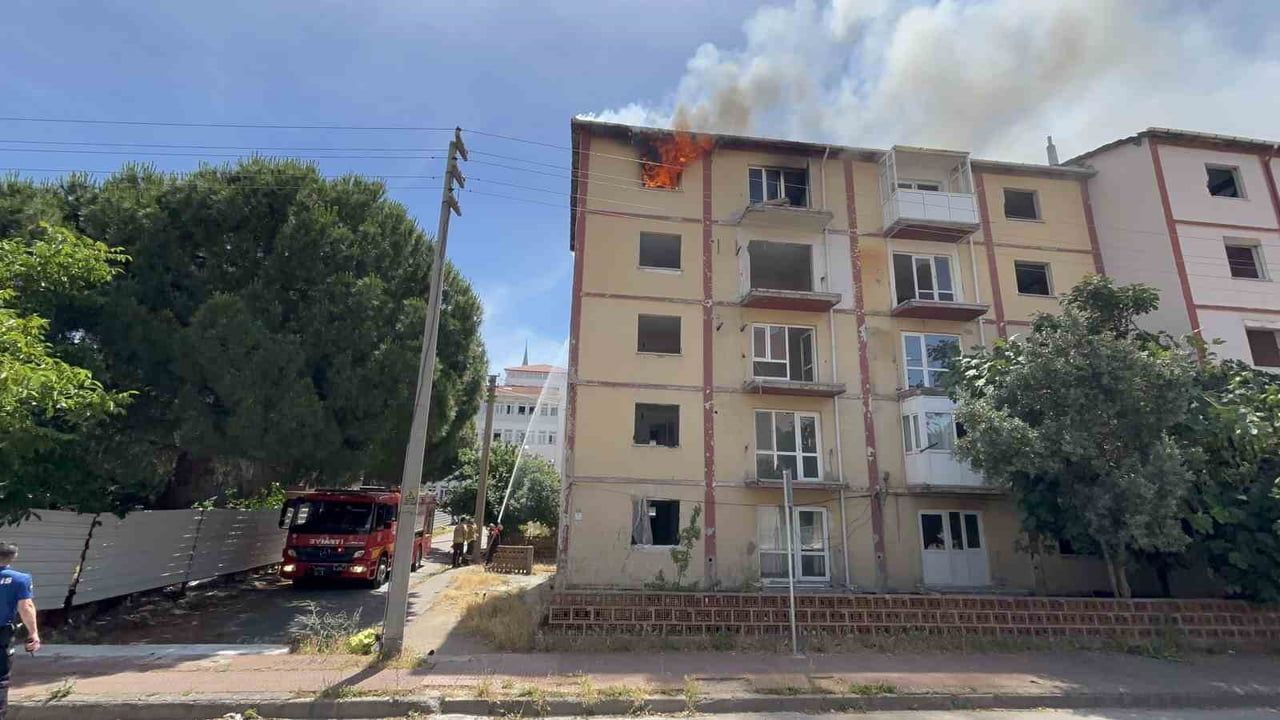 Çanakkale'de boş apartmanda yangın söndürüldü
