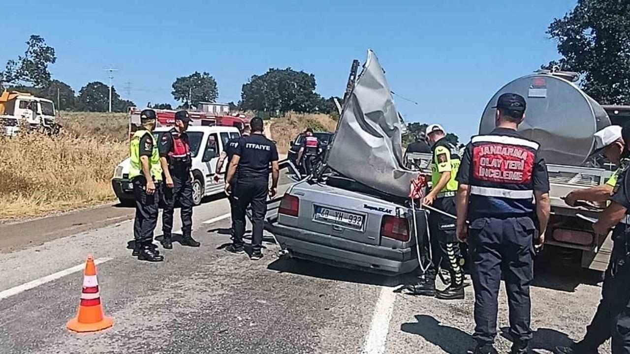Çanakkale’de kamyonete arkadan çarpan otomobilde ağır yaralanan çocuk hayatını kaybetti
