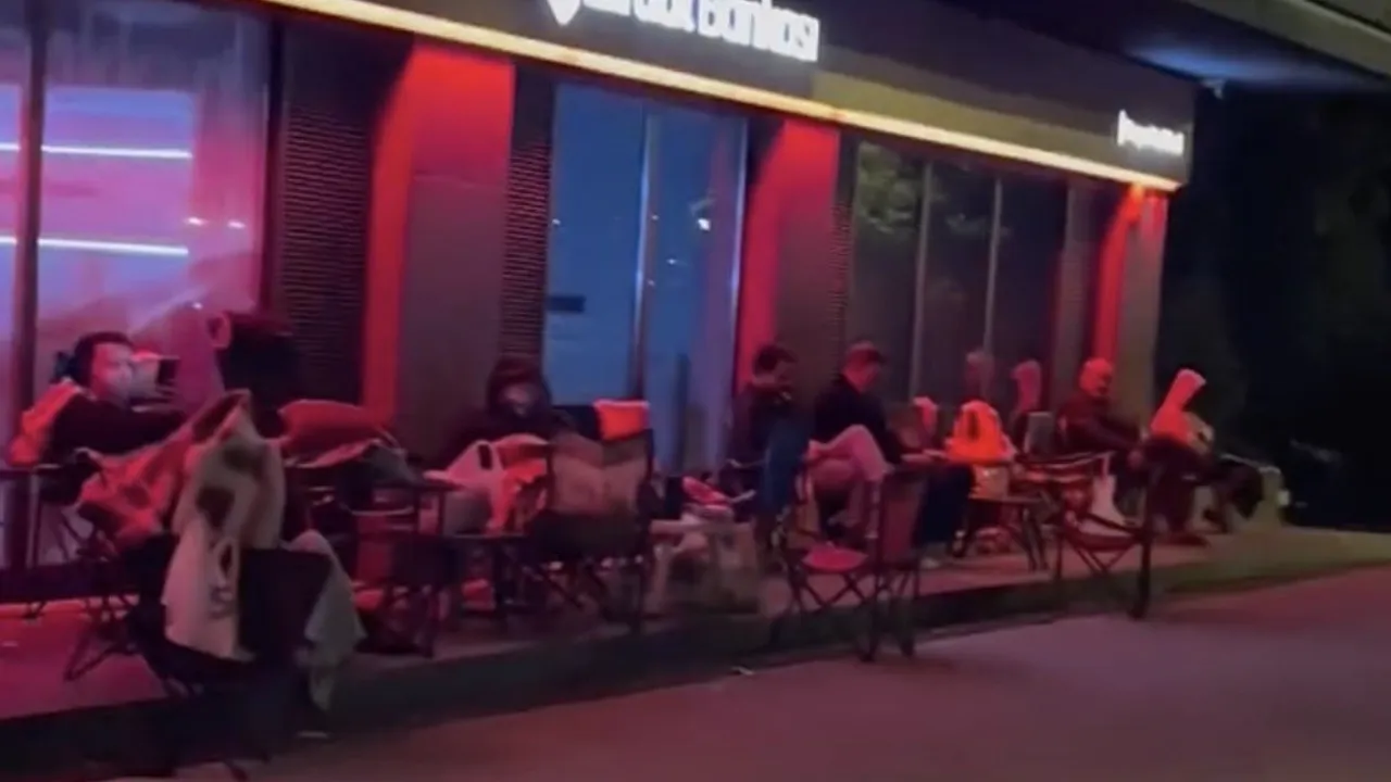 Çanakkale’de kurasız TOKİ satışı için geceden kamp sandalyeleriyle beklediler
