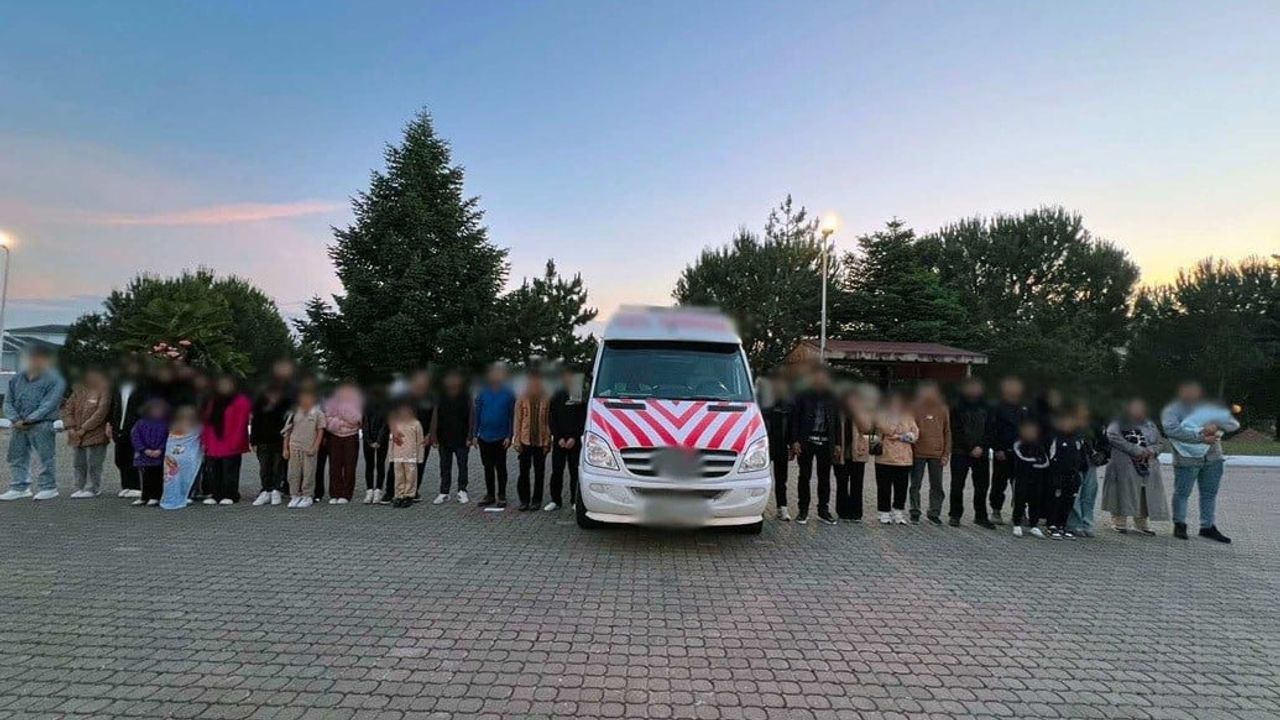 Çanakkale'de yol kontrolünde 33 kaçak göçmen ve 2 organizatör yakalandı
