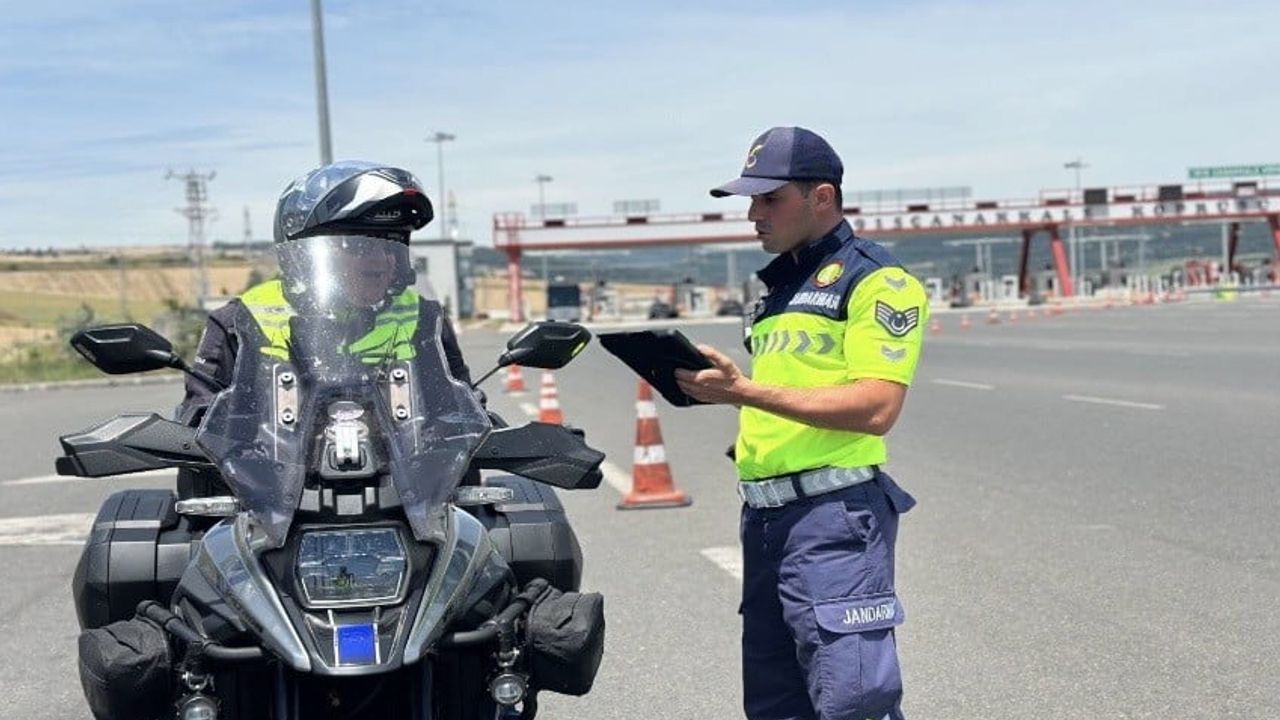 Çanakkale jandarması 4 bin 576 aracı denetledi, 16 araç trafikten men edildi
