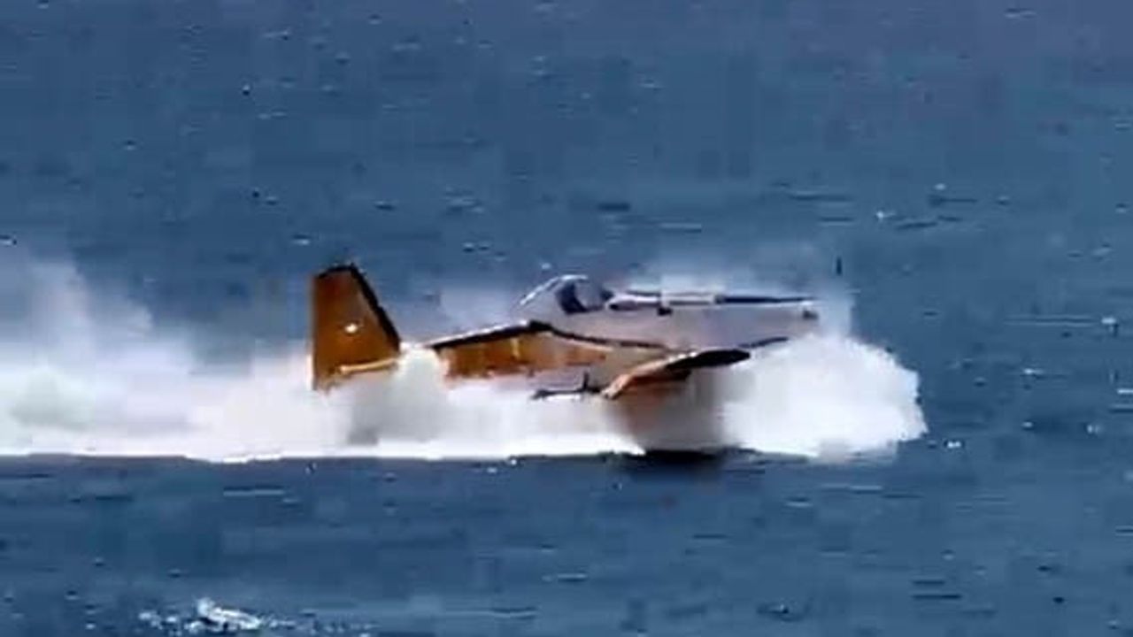 Çanakkale'nin Ezine ilçesinde yangına müdahale eden uçak su alırken kalkış yapamadı