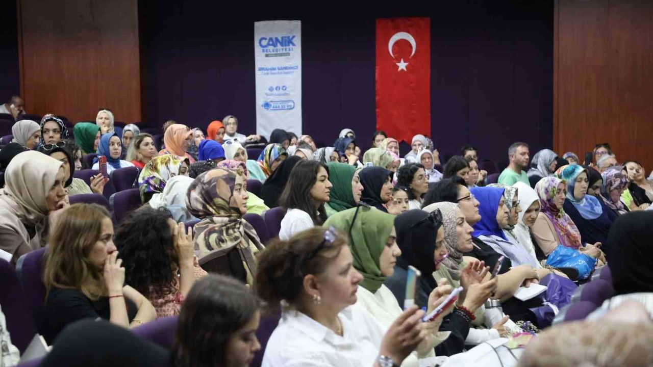 Canik'te 'Geleneksel Yöntemlerle Kadim Şifanın İzinde' konferansı yoğun ilgi gördü