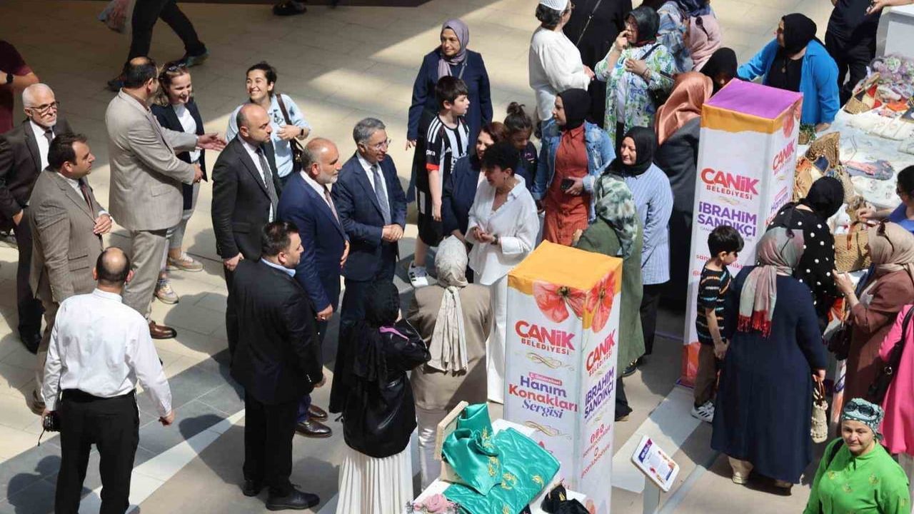 Canikli kadınlar A Milli Takım'a destek için ilmek ilmek ördü