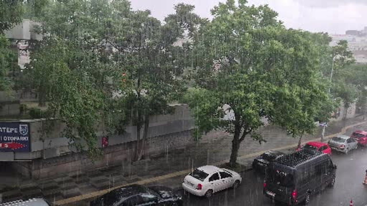 Çankaya'da sağanak sonrası ceviz büyüklüğünde dolu hayatı olumsuz etkiledi