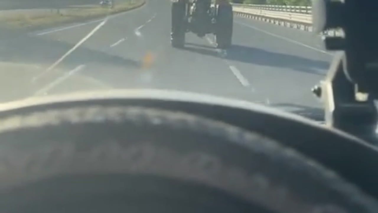 Çankırı'da hız sınırını aşan traktör 80 kilometre hızla giden aracı solladı