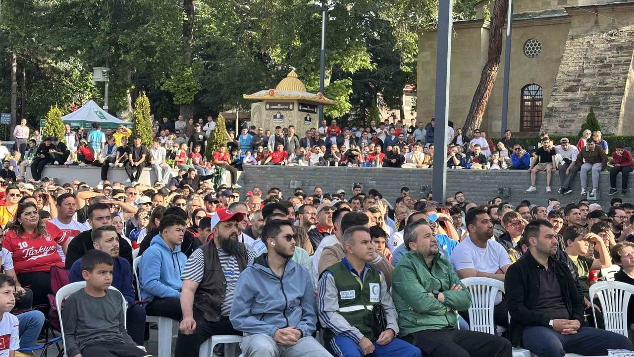Çankırı’da milli maç heyecanı dev ekranda yaşanıyor