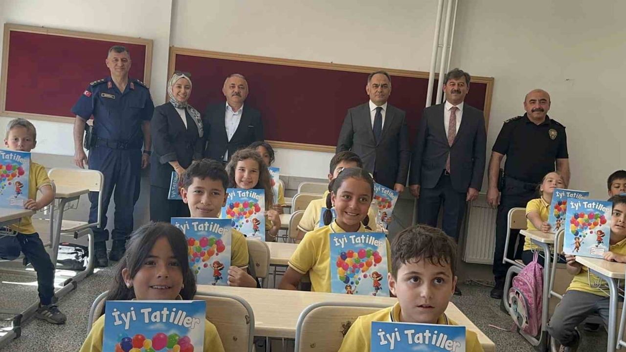 Çankırı'da öğrenciler karnelerini protokol üyelerinden aldı