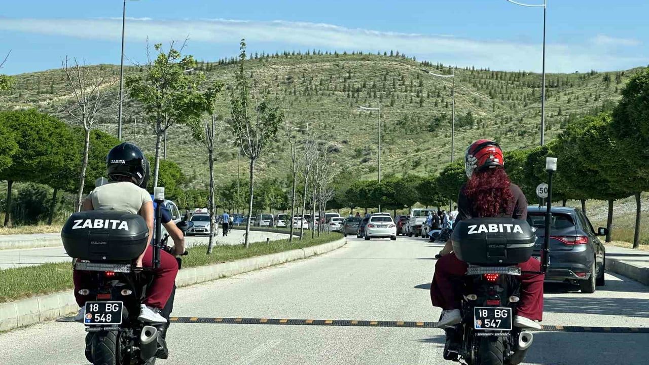 Çankırı’da zabıta ekipleri YKS'ye geç kalan adayları motosikletle sınava yetiştirdi