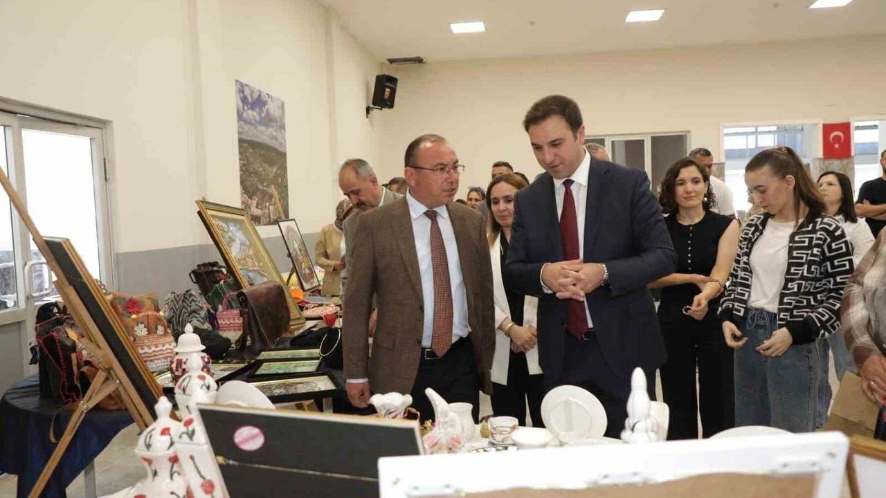 Çavdarhisar Halk Eğitim Merkezi yıl sonu sergisi yoğun katılımla açıldı