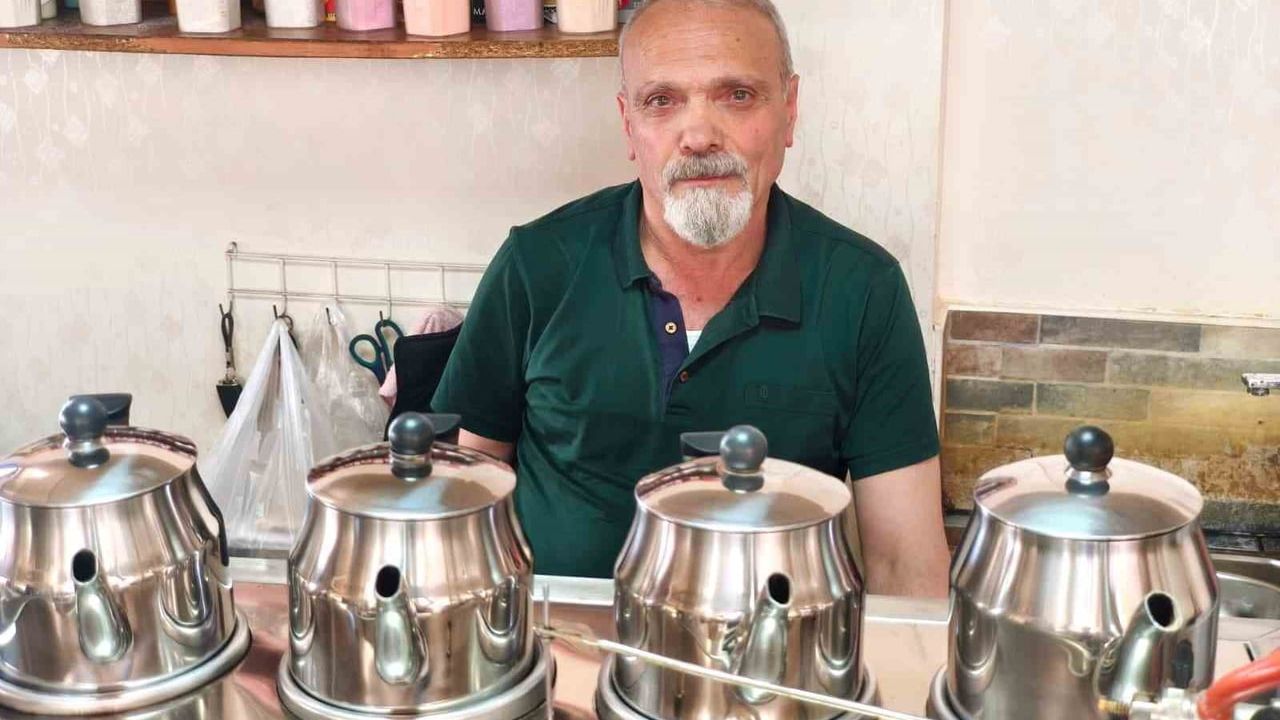 Çay demlerken şiir yazıyor: 40 yıllık çaycı şiirleriyle gönül ısıtıyor