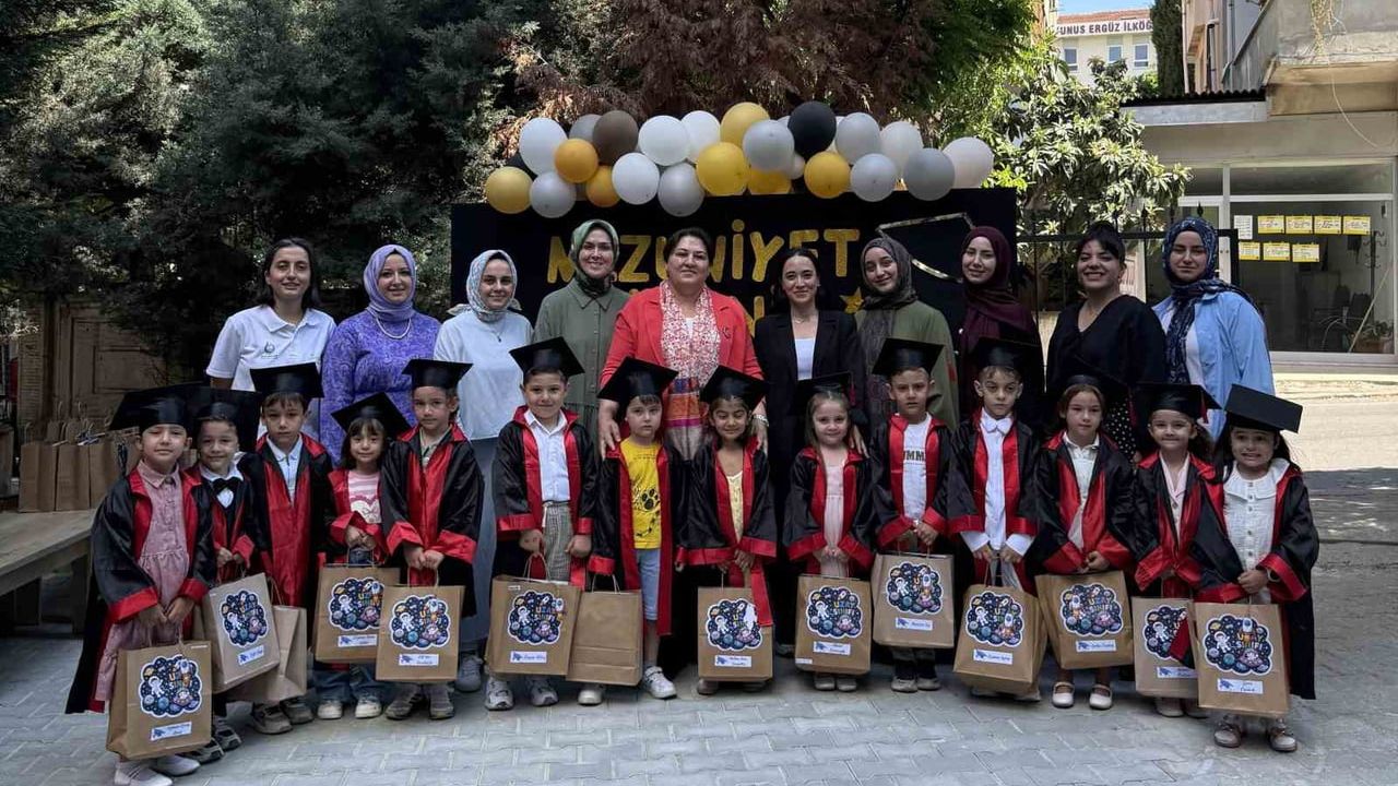 Çayırova çocuk kulübü öğrencileri karnelerini aldı