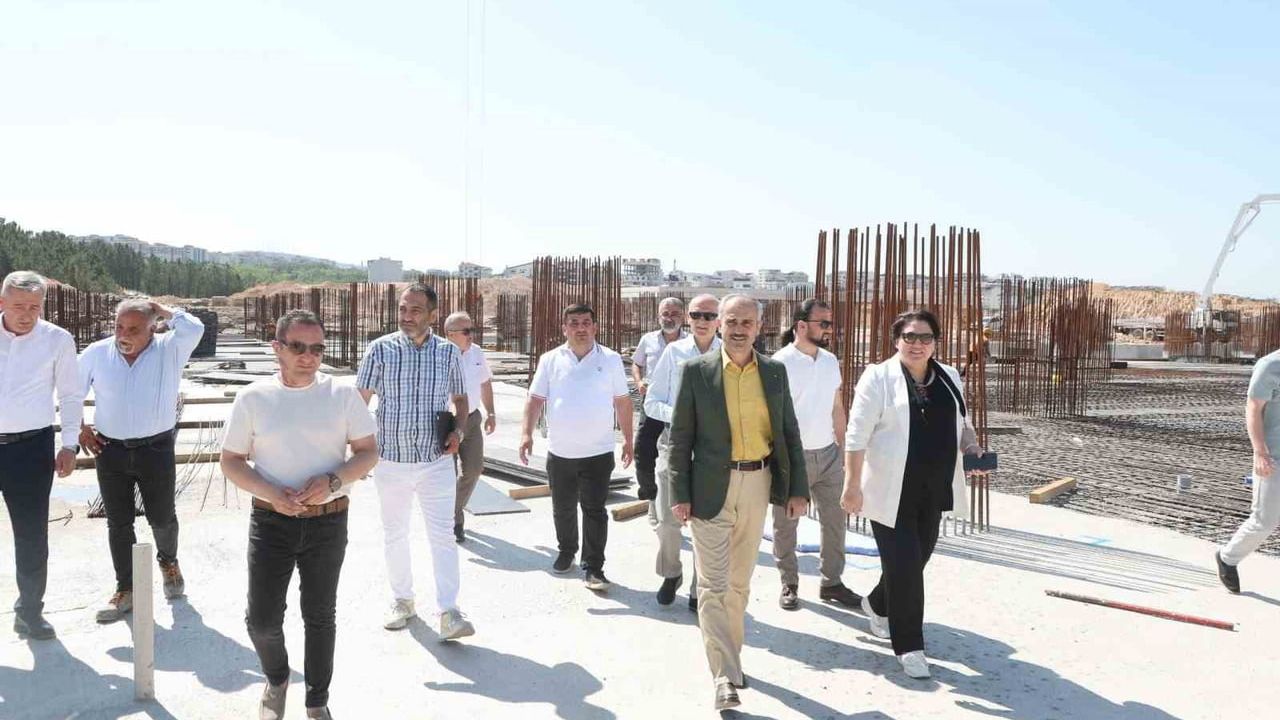 Çayırova Devlet Hastanesi inşaatında kaba yapının yarısına yaklaşıldı — 200 yataklı, deprem izolatörlü tesisin zemin kat çalışmaları sürüyor