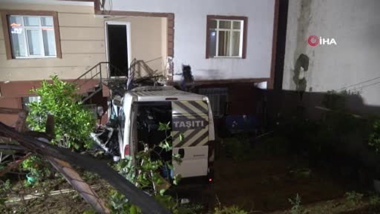 Çekmeköy’de servis minibüsü evin bahçesine uçtu: 1 yaralı