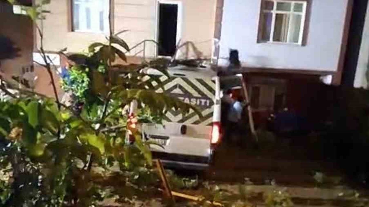 Çekmeköy’de servis minibüsü evin bahçesine uçtu: 1 yaralı