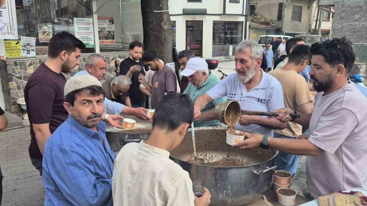 Cemaat ve esnaf imeceyle hazırladığı 2 bin kap aşureyi dağıttı