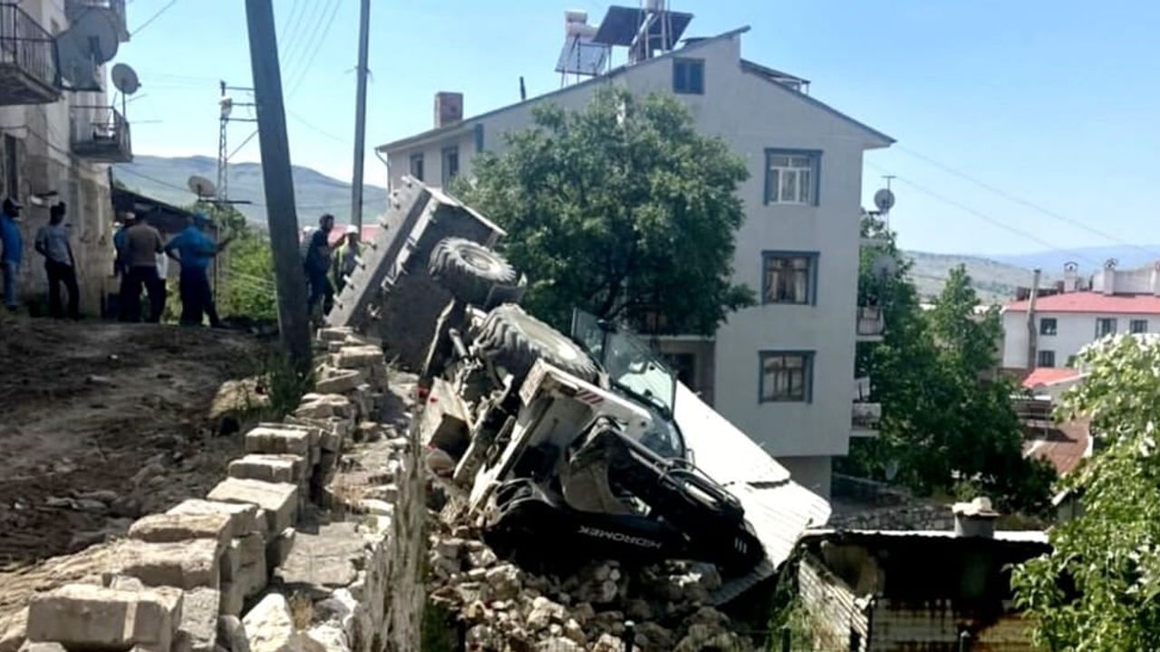 Çemişgezek'te doğalgaz altyapı çalışmasında kepçe devrildi