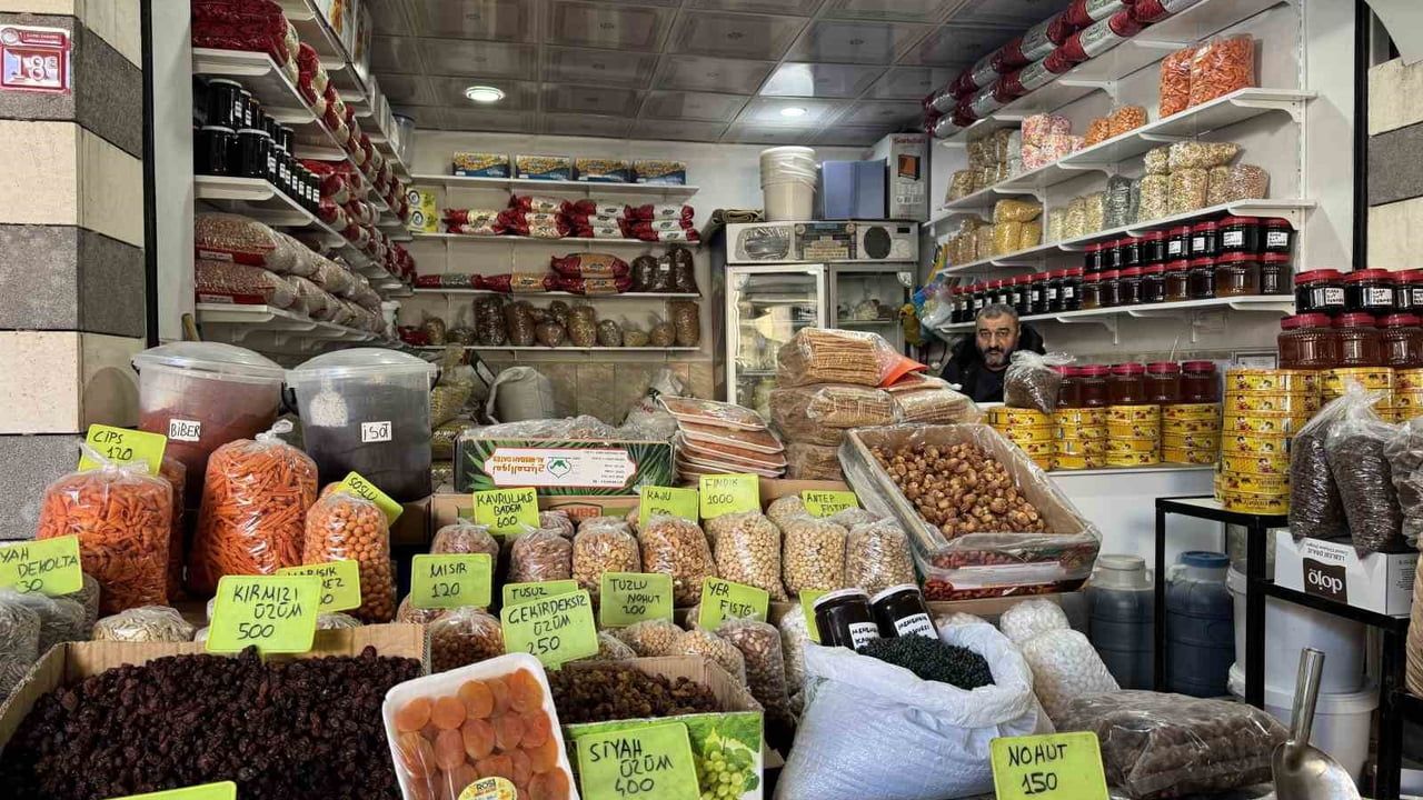 Çermik kuruyemiş pazarına yoğun ilgi