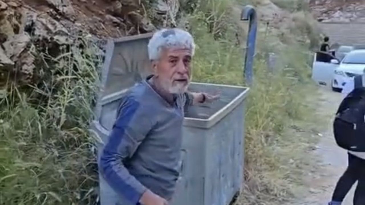 Çermik'te duyarlı vatandaş Sinek Çayı mesire alanındaki çöpleri elleriyle topladı