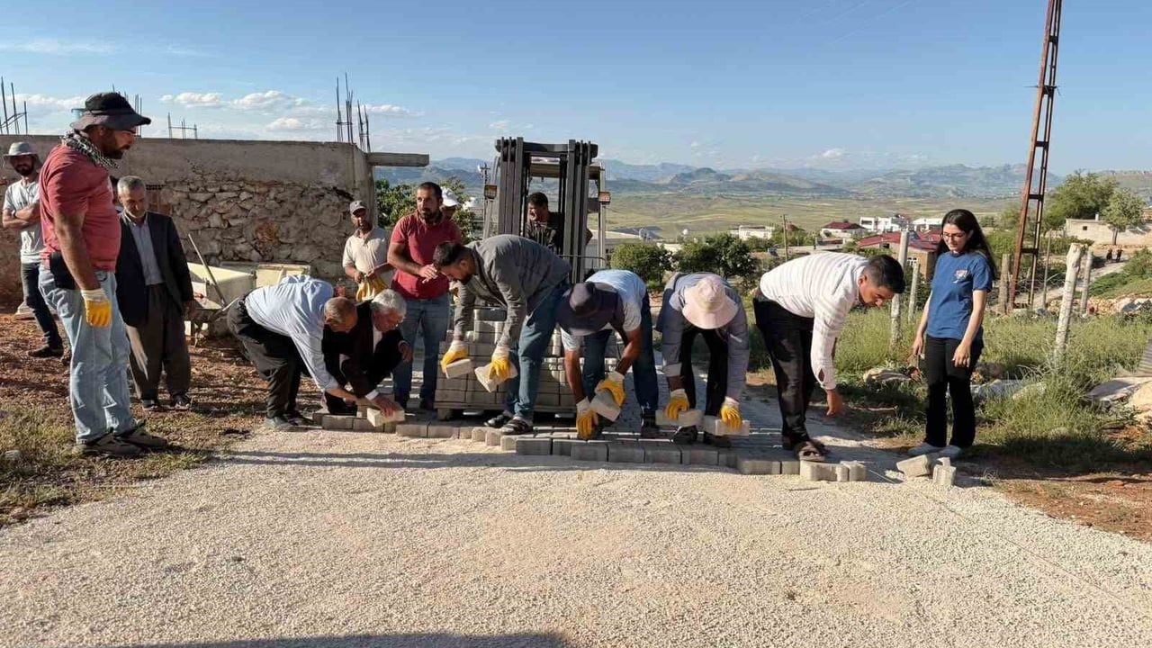 Çermik’te mahalle yolları onarılıyor