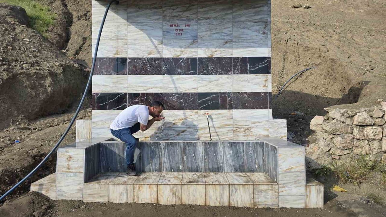 Çermik'te Özgür ve Korkmaz Engin Mahalle Çeşmesini Onarıp 10 Tonluk Depo Kurdu
